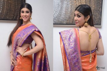 Aditi Singh At Kalamandir 6th Anniversary Celebrations